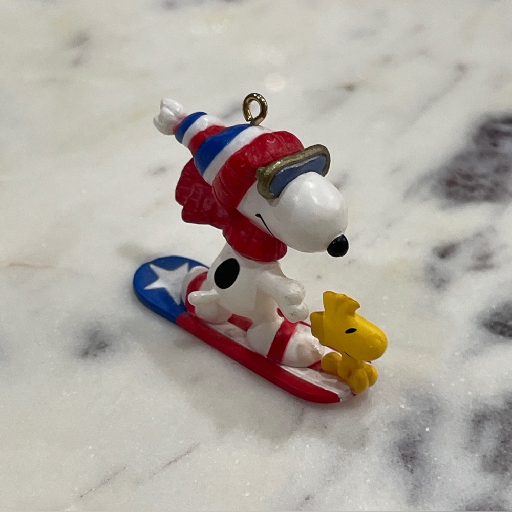 Hallmark Keepsake Miniature Ornament 2002 Winter Fun With Snoopy #5 In Series